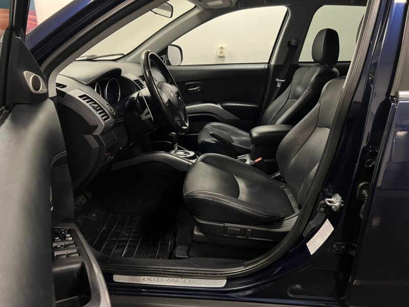 Mitsubishi Outlander 7-Sits 2.4 170hk AWD Business|Drag|Skinn|Nyserv|P-senso