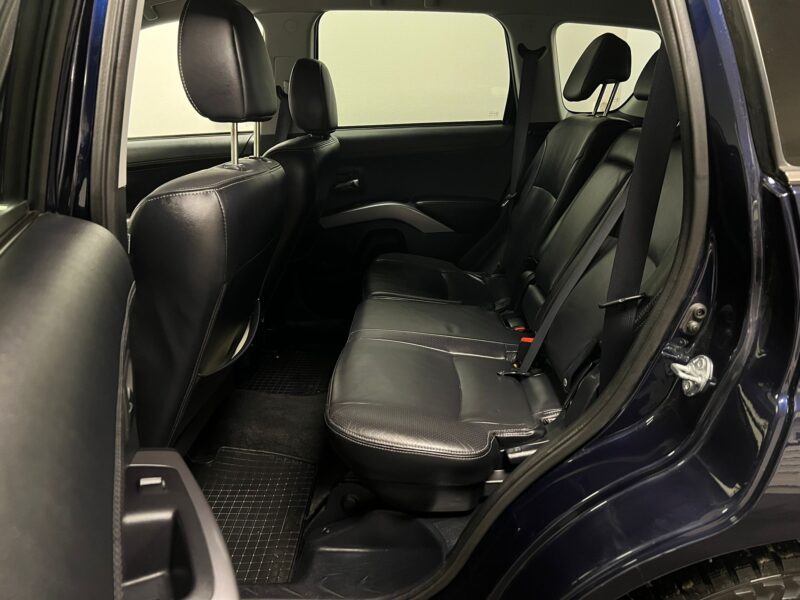 Mitsubishi Outlander 7-Sits 2.4 170hk AWD Business|Drag|Skinn|Nyserv|P-senso