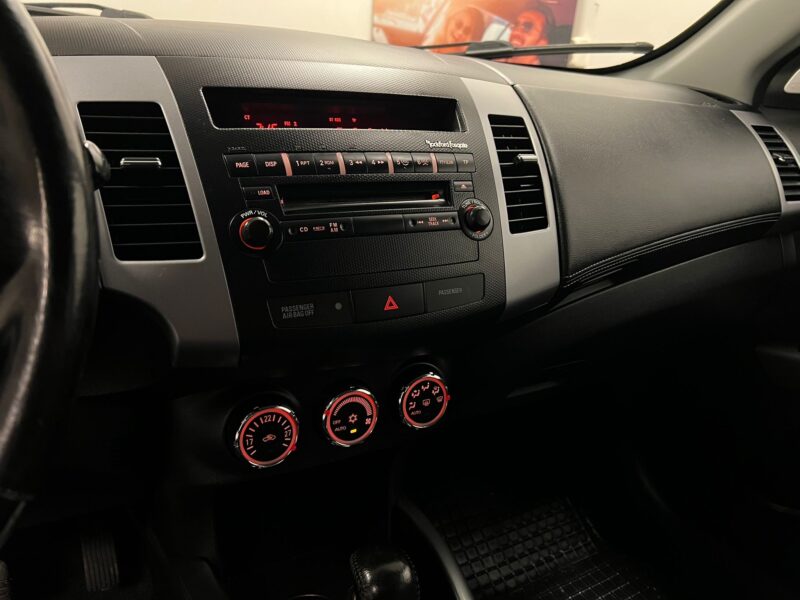 Mitsubishi Outlander 7-Sits 2.4 170hk AWD Business|Drag|Skinn|Nyserv|P-senso