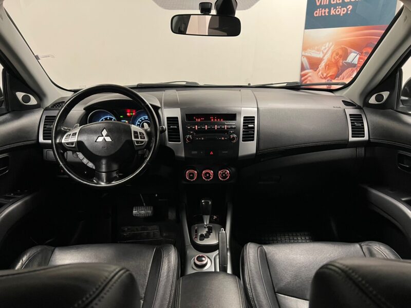 Mitsubishi Outlander 7-Sits 2.4 170hk AWD Business|Drag|Skinn|Nyserv|P-senso