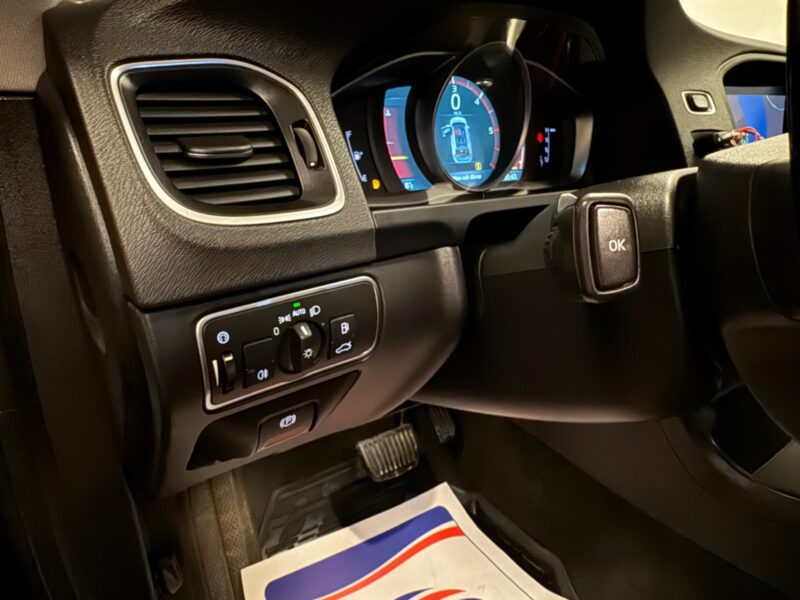 Volvo V60 Cross Country D4 AWD Geartronic Momentum|Navi|Värmare|Drag|Rattvärme