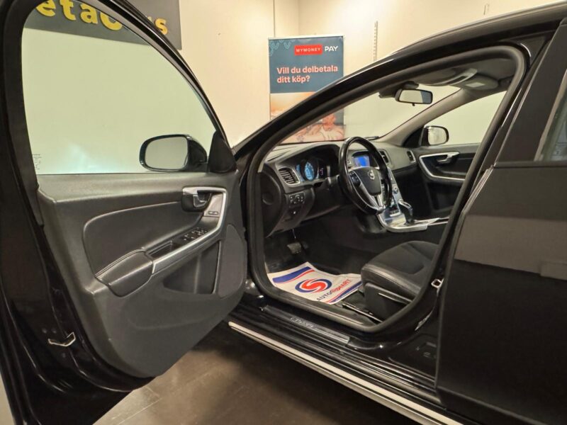 Volvo V60 Cross Country D4 AWD Geartronic Momentum|Navi|Värmare|Drag|Rattvärme