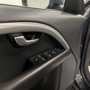Volvo V70 D2 Momentum|D-Värmare|Dragkrok|Fullservad|Halvskinn|