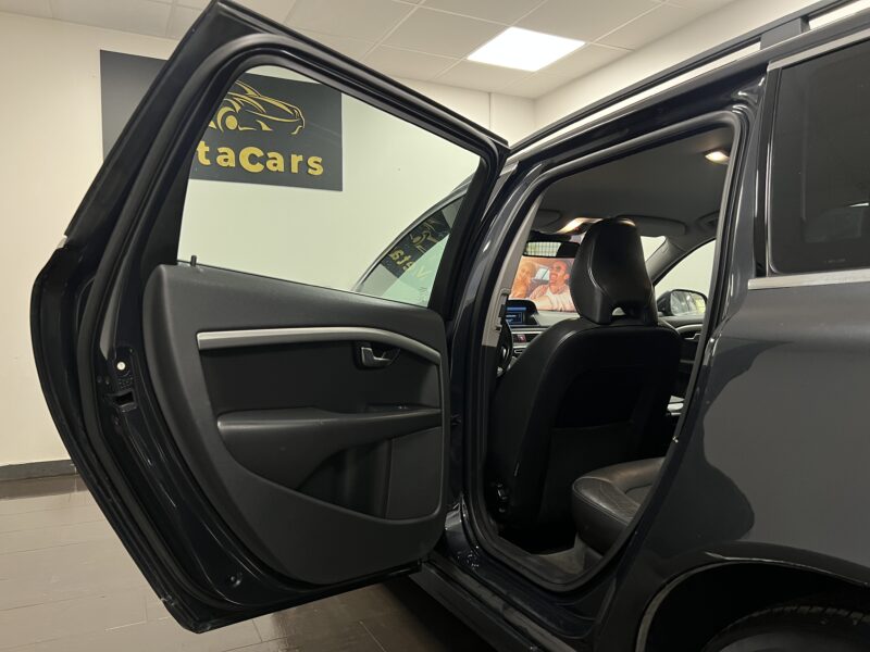 Volvo V70 D2 Momentum|D-Värmare|Dragkrok|Fullservad|Halvskinn|