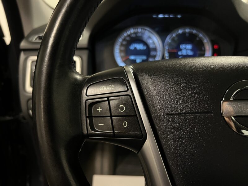 Volvo V70 D2 Momentum|D-Värmare|Dragkrok|Fullservad|Halvskinn|