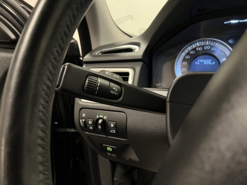 Volvo V70 D2 Momentum|D-Värmare|Dragkrok|Fullservad|Halvskinn|