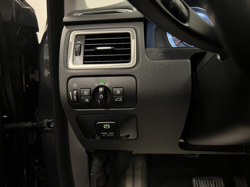 Volvo V70 D2 Momentum|D-Värmare|Dragkrok|Fullservad|Halvskinn|