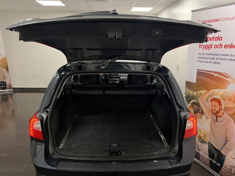 Volvo V70 D2 Momentum|D-Värmare|Dragkrok|Fullservad|Halvskinn|