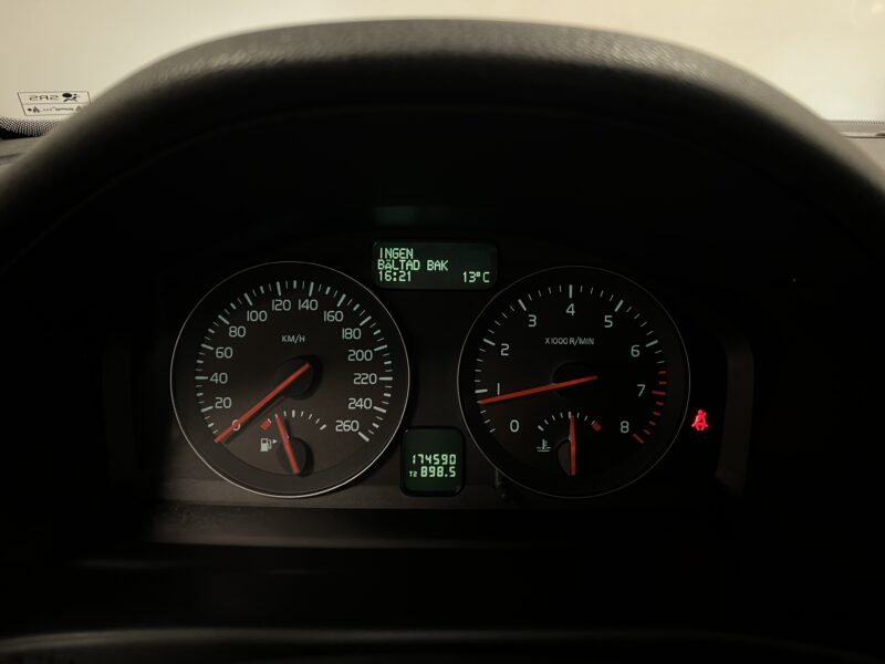 Volvo S40 2.0F Momentum 145hk|Drag|Nyservad|1Ägare|P-sensor