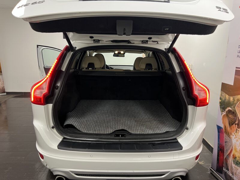 Volvo XC60 D5 AWD Geartronic R-Design 215hk|Pano|Värmare|Drag|Navi