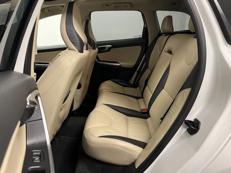 Volvo XC60 D5 AWD Geartronic R-Design 215hk|Pano|Värmare|Drag|Navi