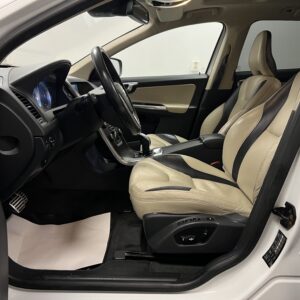 Volvo XC60 D5 AWD Geartronic R-Design 215hk|Pano|Värmare|Drag|Navi