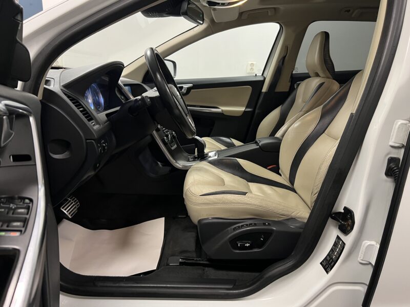 Volvo XC60 D5 AWD Geartronic R-Design 215hk|Pano|Värmare|Drag|Navi