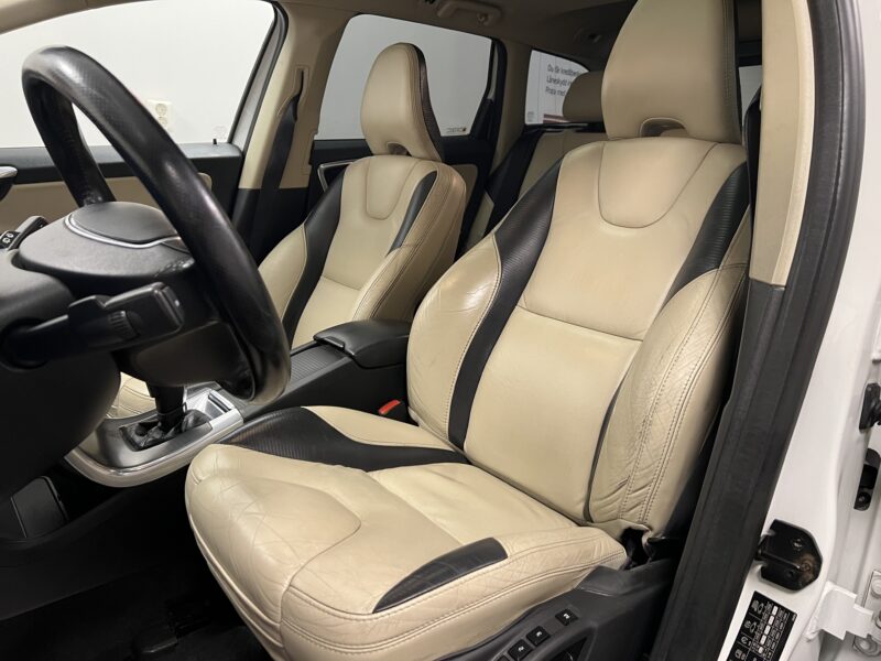 Volvo XC60 D5 AWD Geartronic R-Design 215hk|Pano|Värmare|Drag|Navi