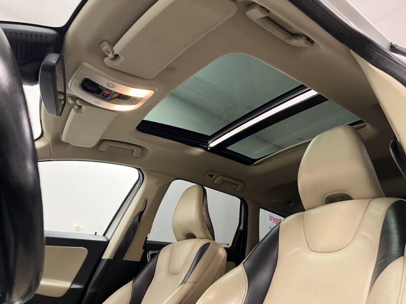 Volvo XC60 D5 AWD Geartronic R-Design 215hk|Pano|Värmare|Drag|Navi