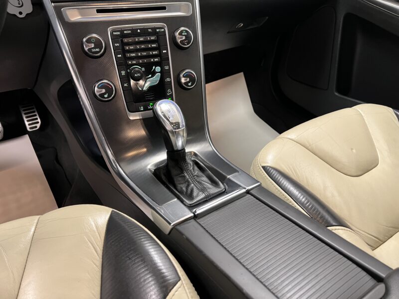 Volvo XC60 D5 AWD Geartronic R-Design 215hk|Pano|Värmare|Drag|Navi
