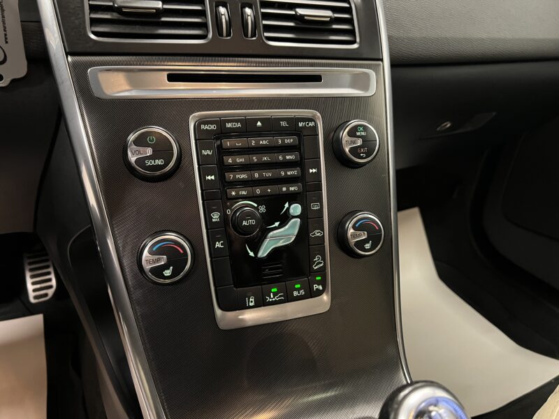 Volvo XC60 D5 AWD Geartronic R-Design 215hk|Pano|Värmare|Drag|Navi