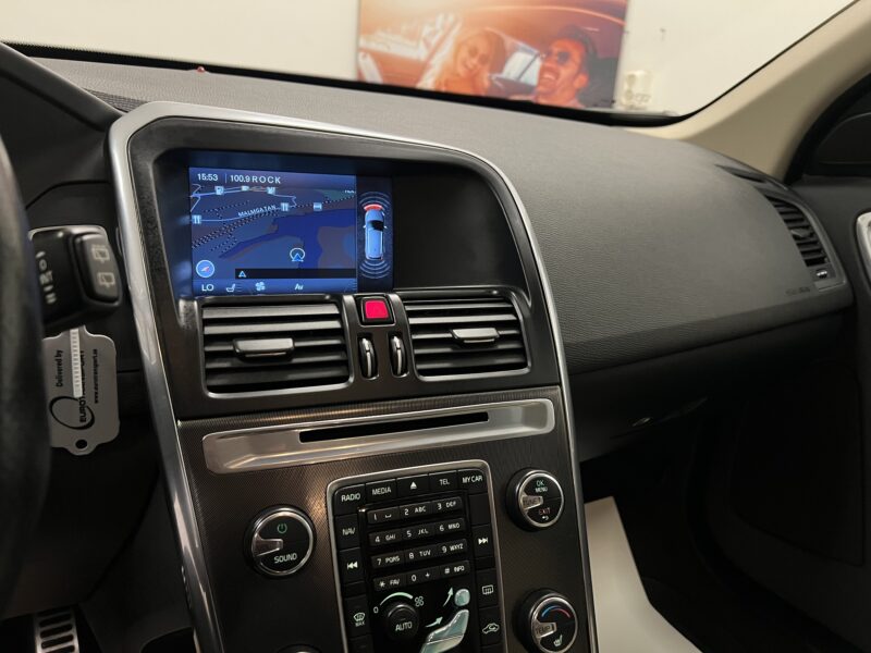 Volvo XC60 D5 AWD Geartronic R-Design 215hk|Pano|Värmare|Drag|Navi