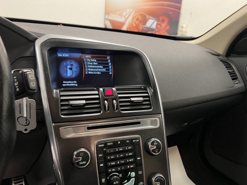 Volvo XC60 D5 AWD Geartronic R-Design 215hk|Pano|Värmare|Drag|Navi