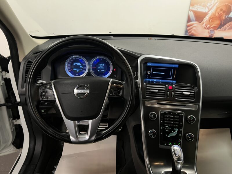 Volvo XC60 D5 AWD Geartronic R-Design 215hk|Pano|Värmare|Drag|Navi
