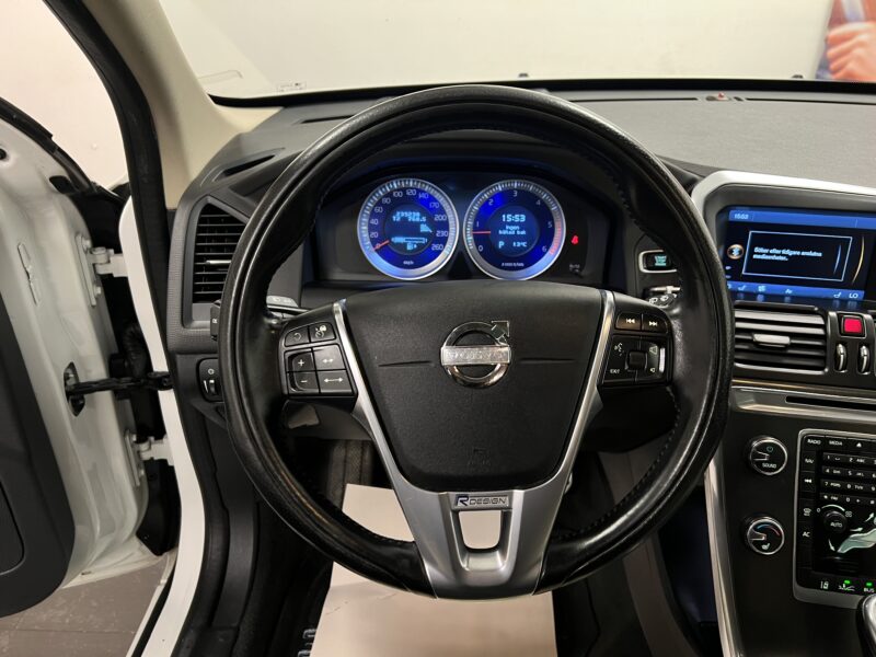 Volvo XC60 D5 AWD Geartronic R-Design 215hk|Pano|Värmare|Drag|Navi