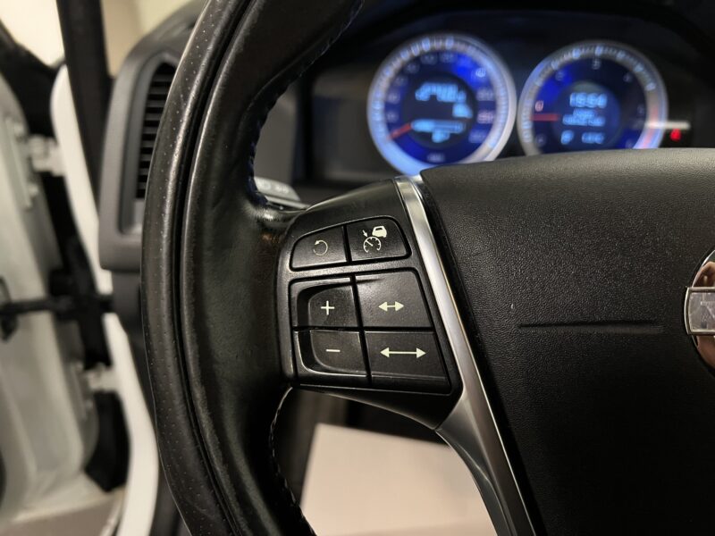 Volvo XC60 D5 AWD Geartronic R-Design 215hk|Pano|Värmare|Drag|Navi