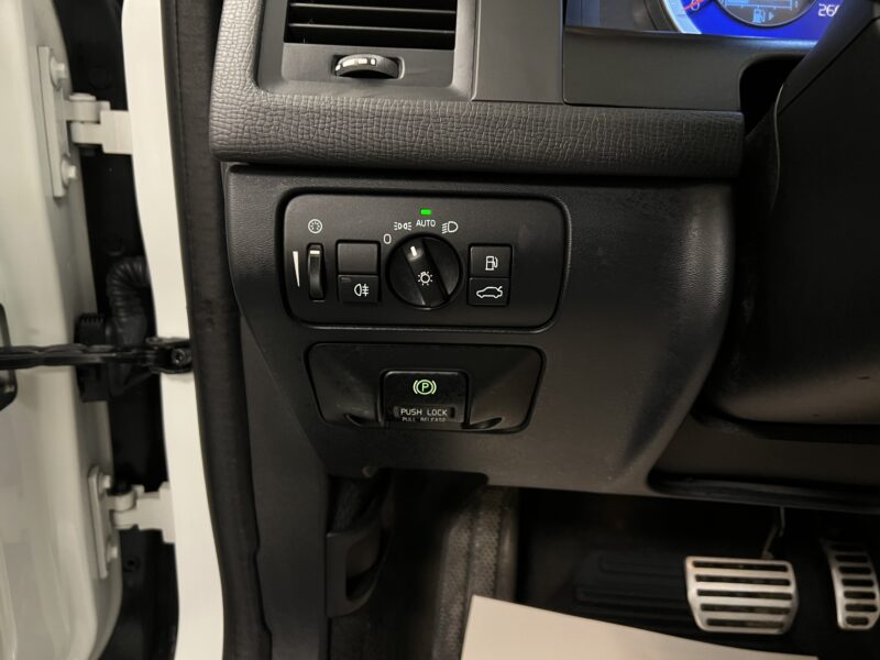 Volvo XC60 D5 AWD Geartronic R-Design 215hk|Pano|Värmare|Drag|Navi