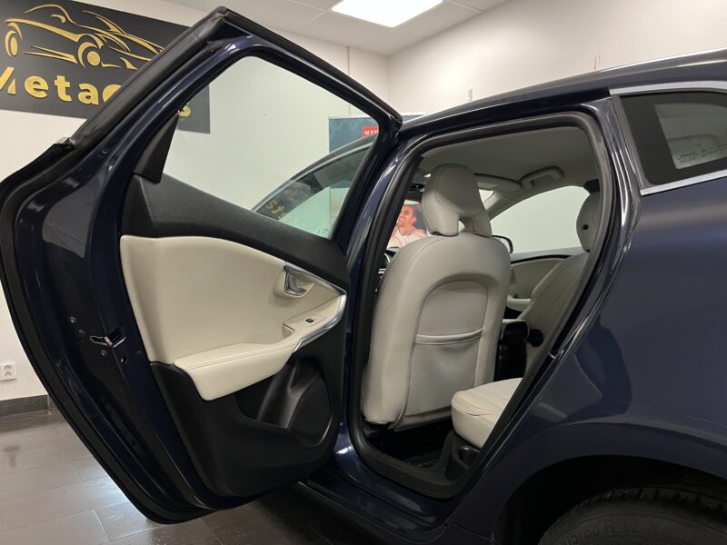 Volvo V40 D3 Summum 150hk|Navi|B-kamera|Skinn|Drag|1 Ägare