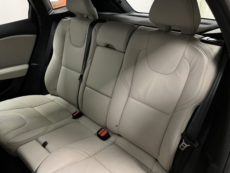 Volvo V40 D3 Summum 150hk|Navi|B-kamera|Skinn|Drag|1 Ägare