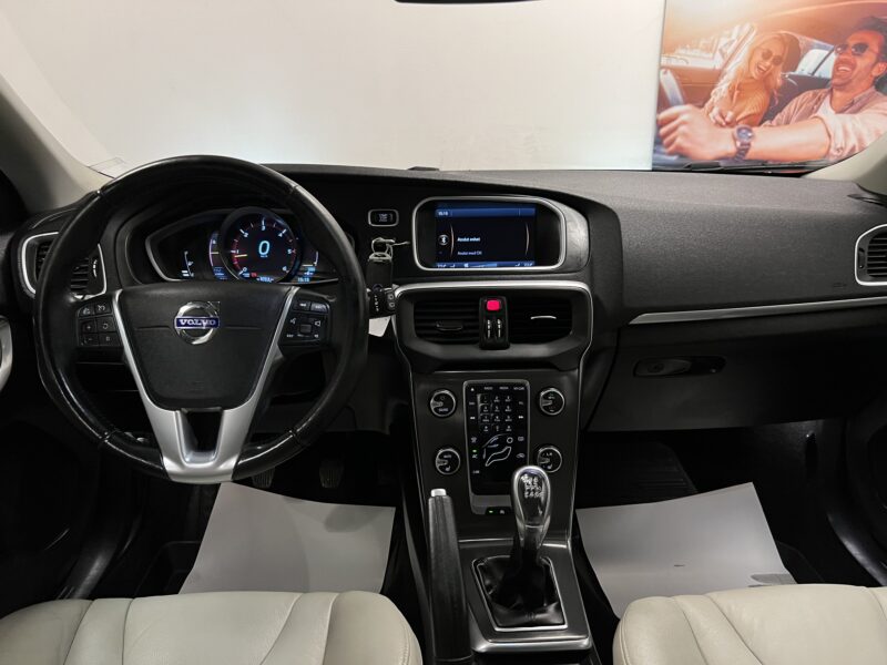 Volvo V40 D3 Summum 150hk|Navi|B-kamera|Skinn|Drag|1 Ägare