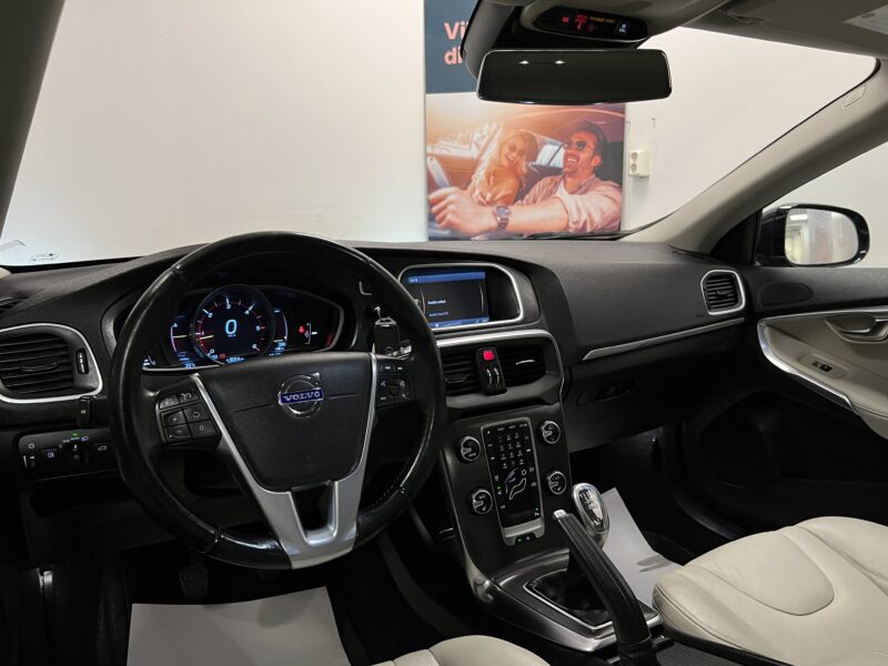 Volvo V40 D3 Summum 150hk|Navi|B-kamera|Skinn|Drag|1 Ägare