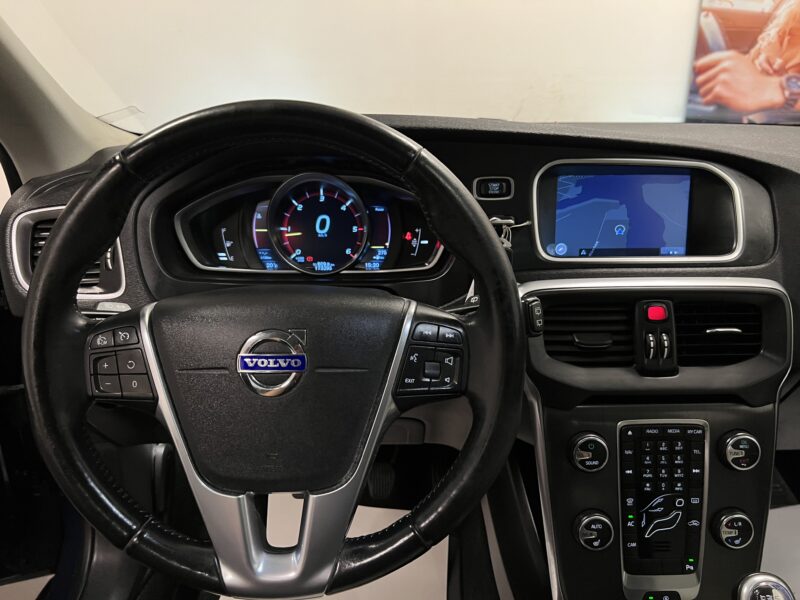 Volvo V40 D3 Summum 150hk|Navi|B-kamera|Skinn|Drag|1 Ägare